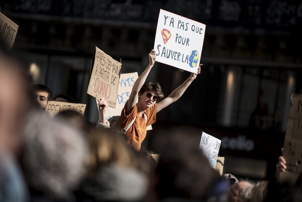 Στους δρόμους βγήκαν οι νέοι στο Παρίσι για το κλίμα