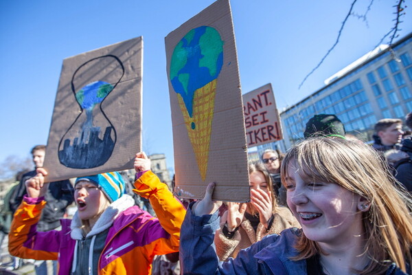 Στους δρόμους βγήκαν οι νέοι στο Παρίσι για το κλίμα