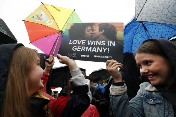 Γερμανία: Tα πρώτα ομόφυλα ζευγάρια πρόκειται να παντρευτούν την Κυριακή