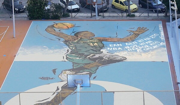 Η προσθήκη στο γκράφιτι του Αντετοκούνμπο για τον θάνατο Νιγηριανού στο Α/Τ Ομόνοιας