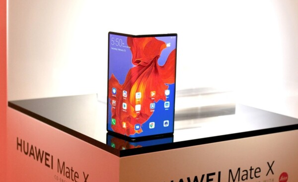 Mate X: Η Huawei παρουσίασε το δικό της κινητό με αναδιπλούμενη οθόνη