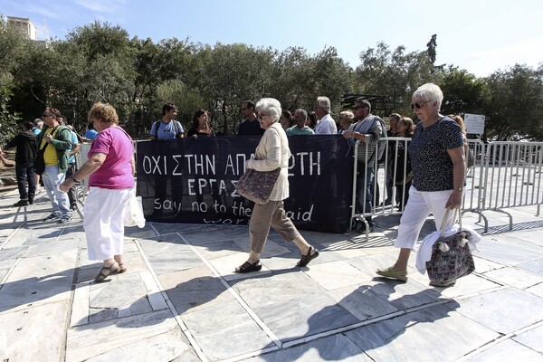 Διαμαρτυρία στην Ακρόπολη από υπαλλήλους του υπουργείου Πολιτισμού