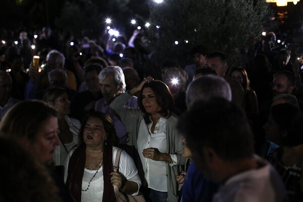 Εκατοντάδες Αθηναίοι φώτισαν απόψε το σκοτεινό Πεδίον του Άρεως