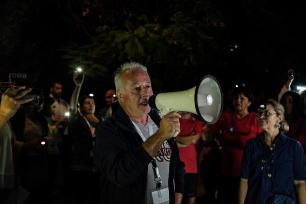 Εκατοντάδες Αθηναίοι φώτισαν απόψε το σκοτεινό Πεδίον του Άρεως