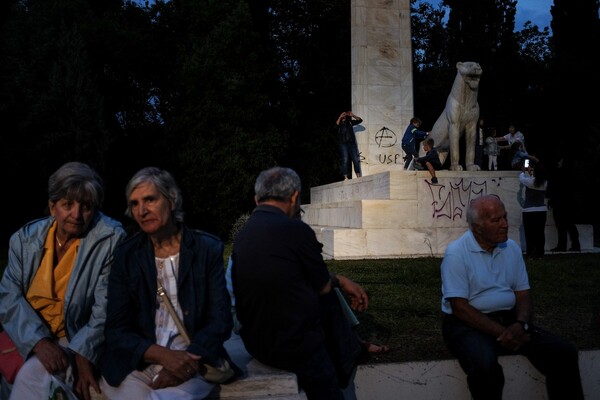 Εκατοντάδες Αθηναίοι φώτισαν απόψε το σκοτεινό Πεδίον του Άρεως