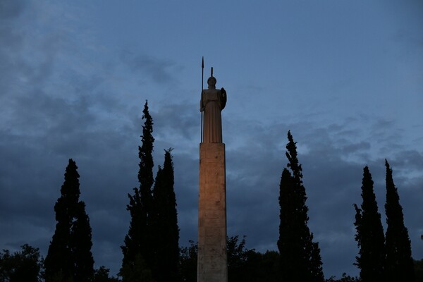 Εκατοντάδες Αθηναίοι φώτισαν απόψε το σκοτεινό Πεδίον του Άρεως