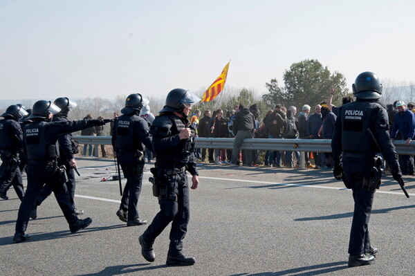 Καταλονία: Συγκρούσεις διαδηλωτών με την αστυνομία για τη δίκη των αυτονομιστών