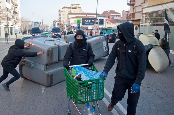 Καταλονία: Συγκρούσεις διαδηλωτών με την αστυνομία για τη δίκη των αυτονομιστών