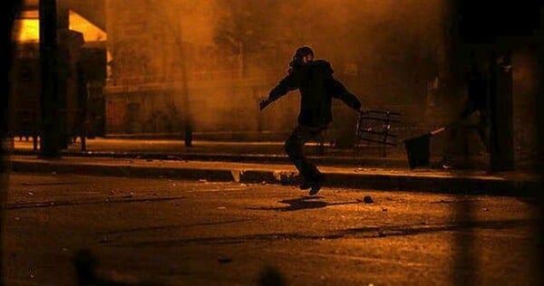 Επεισόδια στη Μεσογείων - Μολότοφ και χημικά έξω από τα γραφεία της Χρυσής Αυγής μετά την πορεία για τον Π. Φύσσα