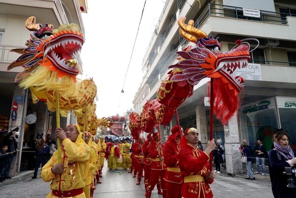 Η μεγάλη νυχτερινή παρέλαση του Καρναβαλιού στην Πάτρα με 40.000 στους δρόμους να χορεύουν