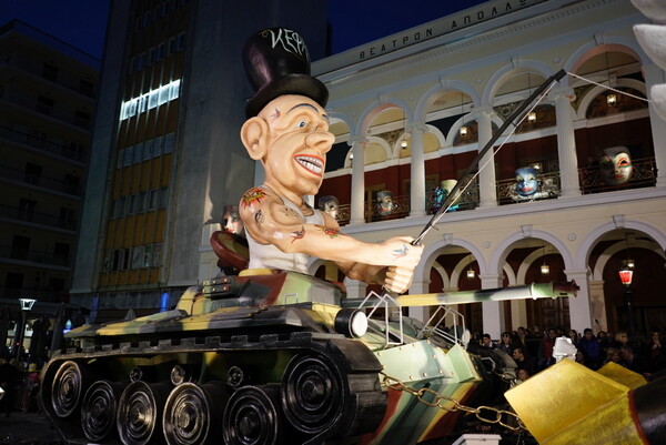 Η μεγάλη νυχτερινή παρέλαση του Καρναβαλιού στην Πάτρα με 40.000 στους δρόμους να χορεύουν