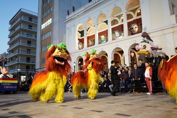 Η μεγάλη νυχτερινή παρέλαση του Καρναβαλιού στην Πάτρα με 40.000 στους δρόμους να χορεύουν