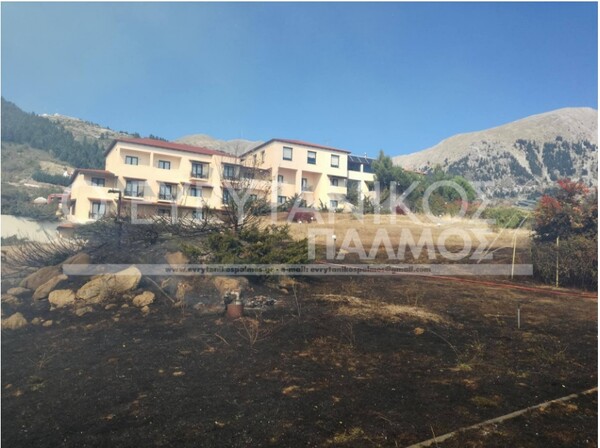 Ανεξέλεγκτη καίει μεγάλη πυρκαγιά στο Καρπενήσι-Απειλεί σπίτια και ξενοδοχεία