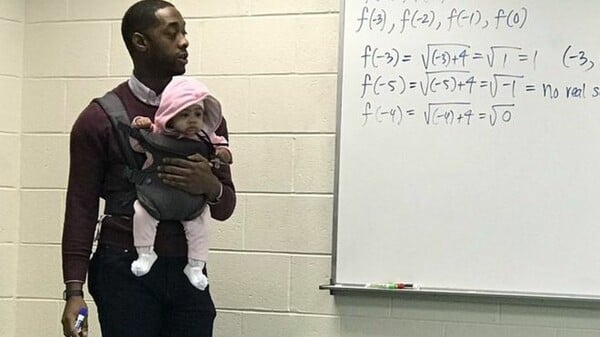 Καθηγητής κράτησε αγκαλιά το μωρό φοιτητή στη διάρκεια του μαθήματος επειδή δεν έβρισκε νταντά