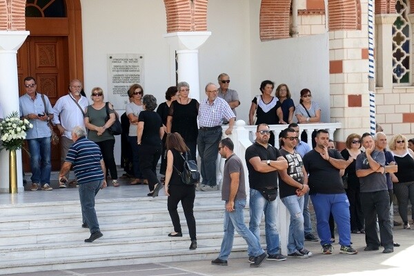 Θρήνος στην κηδεία της 33χρονης μητέρας που πέθανε αφού άφησε τα παιδιά της στο σχολείο