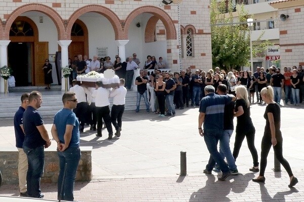 Θρήνος στην κηδεία της 33χρονης μητέρας που πέθανε αφού άφησε τα παιδιά της στο σχολείο