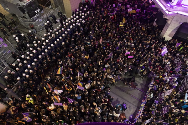 Κωνσταντινούπολη: Δακρυγόνα και βία εναντίον χιλιάδων γυναικών που διαδήλωναν