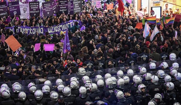 Κωνσταντινούπολη: Δακρυγόνα και βία εναντίον χιλιάδων γυναικών που διαδήλωναν