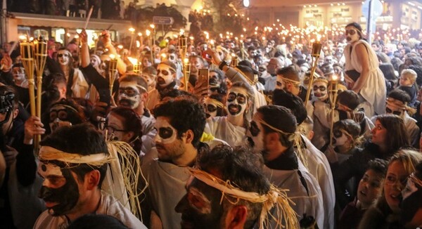 Oι εντυπωσιακές Λαμπαδηφορίες στη Νάξο - Χιλιάδες άνθρωποι στο ιδιαίτερο καρναβάλι του νησιού