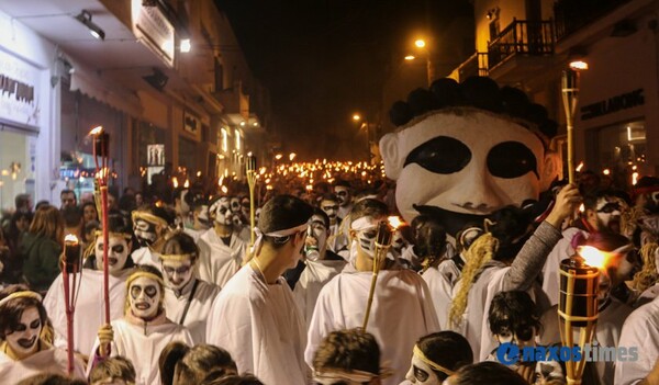 Oι εντυπωσιακές Λαμπαδηφορίες στη Νάξο - Χιλιάδες άνθρωποι στο ιδιαίτερο καρναβάλι του νησιού
