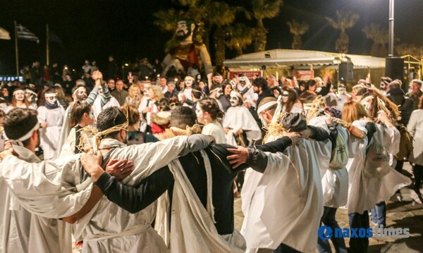 Oι εντυπωσιακές Λαμπαδηφορίες στη Νάξο - Χιλιάδες άνθρωποι στο ιδιαίτερο καρναβάλι του νησιού