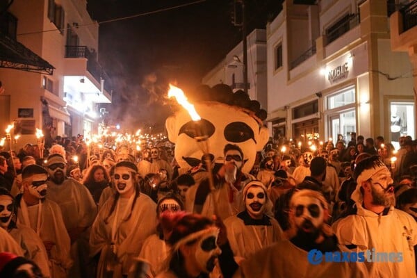 Oι εντυπωσιακές Λαμπαδηφορίες στη Νάξο - Χιλιάδες άνθρωποι στο ιδιαίτερο καρναβάλι του νησιού