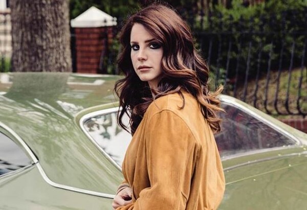 Η Lana Del Rey θα πουλάει την ποιητική συλλογή της για ένα δολάριο