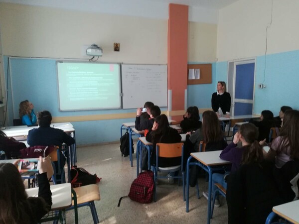 Η L’Αrtigiano δίπλα στους μαθητές στο πλαίσιο ομιλίας στο 1ο Πειραματικό Γυμνάσιο Αθηνών