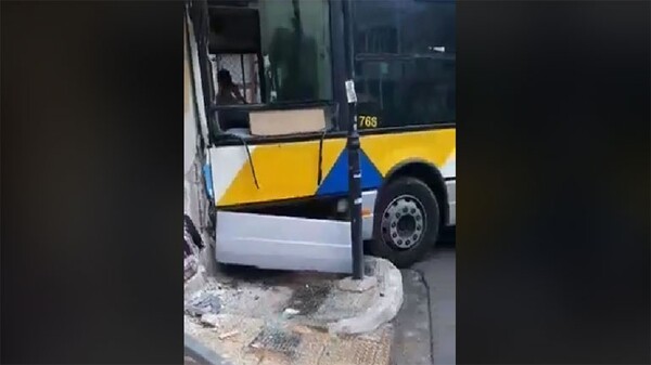 Σύγκρουση δύο λεωφορείων στο Αιγάλεω