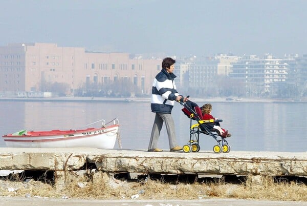 Αυξάνεται η ηλικία των ζευγαριών που κάνουν παιδιά στην Ελλάδα