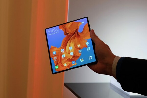 Mate X: Η Huawei παρουσίασε το δικό της κινητό με αναδιπλούμενη οθόνη