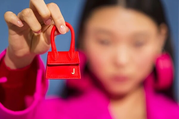 Η μικρότερη τσάντα του κόσμου έχει ύψος 8 εκατοστά και κατάφερε να διχάσει τις fashionistas