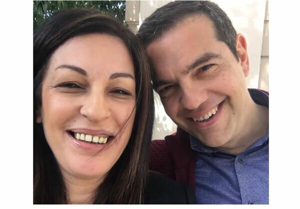 Η selfie της Μυρσίνης Λοΐζου με τον Τσίπρα στον κήπο του Μαξίμου