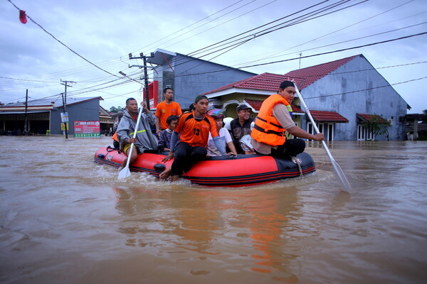 Ινδονησία: Στους 58 οι νεκροί από τις πλημμύρες