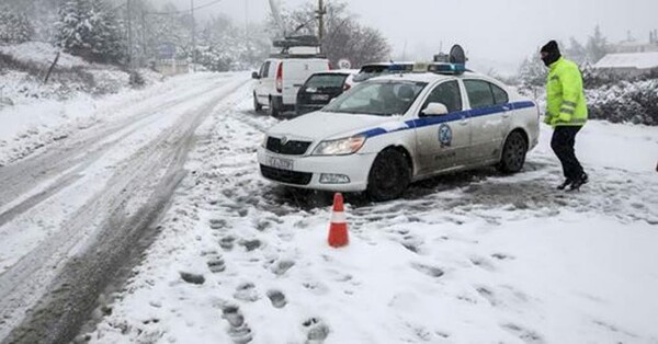 Θεσσαλονίκη: Εντόπισαν νεκρό άντρα - Εγκλωβίστηκε με το αυτοκίνητό του στα χιόνια