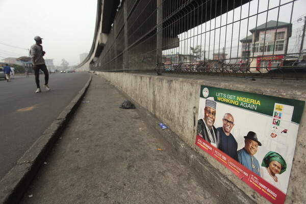 Αναβλήθηκαν οι εκλογές στη Νιγηρία πέντε ώρες πριν ανοίξουν οι κάλπες