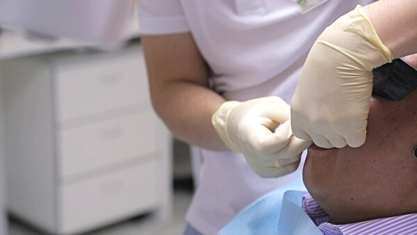 Καταδικάστηκε οδοντίατρος που έστειλε ασθενή με HIV σε άλλο γιατρό