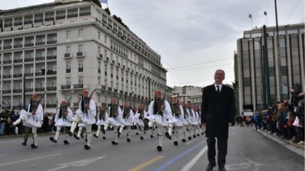 «Αθάνατος»: Τίμησαν τον νεκρό εύζωνα - Συγκίνηση στην παρέλαση της προεδρικής φρουράς σήμερα