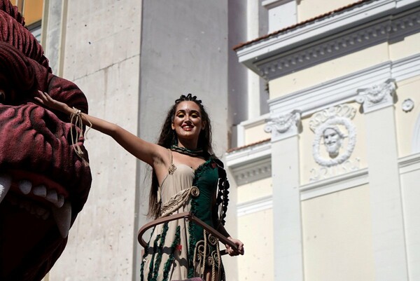 Ξέφρενος χορός στο καρναβάλι στην Πάτρα- Η μεγάλη παρέλαση, η βασίλισσα και τα άρματα