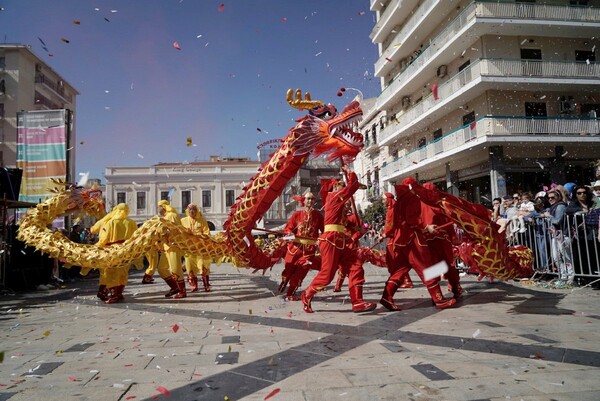 Ξέφρενος χορός στο καρναβάλι στην Πάτρα- Η μεγάλη παρέλαση, η βασίλισσα και τα άρματα