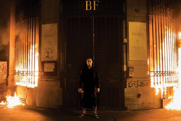 Υπό κράτηση ο Ρώσος ακτιβιστής - καλλιτέχνης Πιοτρ Παβλένσκι αφότου έβαλε φωτιά σε τράπεζα στο Παρίσι