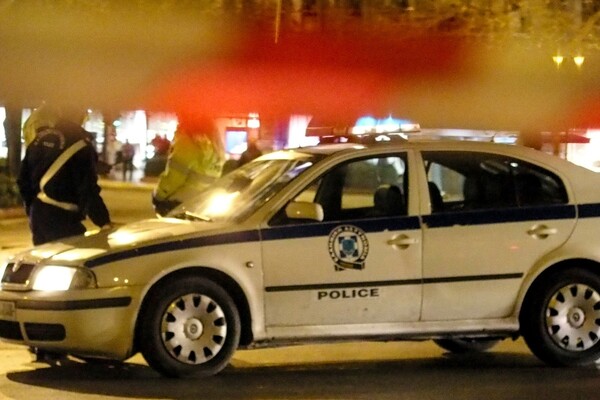Κρατούμενοι απέδρασαν από περιπολικό σε φανάρι στο κέντρο της Αθήνας
