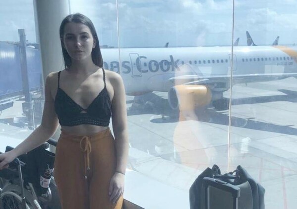 Μια 21χρονη καταγγέλλει πως αυτό το ντύσιμο θεωρήθηκε ακατάλληλο σε αεροπλάνο και απείλησαν να την κατεβάσουν