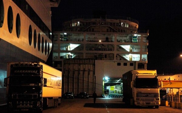 Μυστήριο με νεκρό άντρα σε φορτηγό στο λιμάνι του Πειραιά