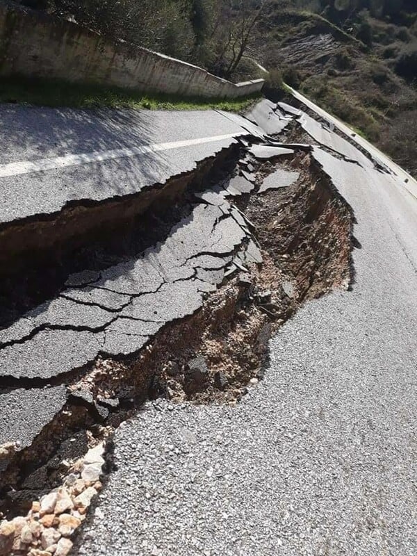 Έσπασε σαν γυαλί ο δρόμος στον Πρασέ στα Χανιά