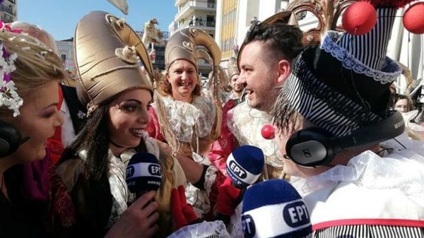 Της έκανε πρόταση γάμου live στο καρναβάλι της Πάτρας