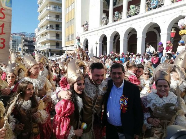 Της έκανε πρόταση γάμου live στο καρναβάλι της Πάτρας