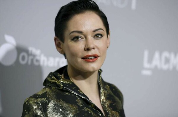 Η Rose McGowan έγραφε tweets κατά του Weinstein και το Twitter της μπλόκαρε τον λογαριασμό