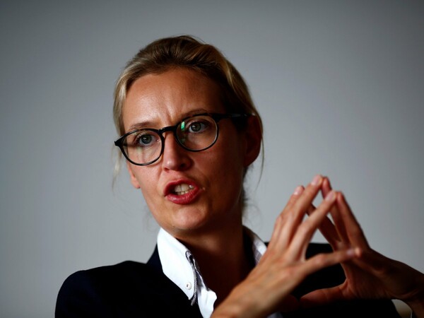 Alice Weidel: Η ανοιχτά ομοφυλόφιλη οικονομολόγος που έγινε το πρόσωπο κλειδί των ακροδεξιών της Γερμανίας