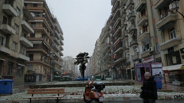 Χιονίζει στη Θεσσαλονίκη - Το έστρωσε και στο κέντρο